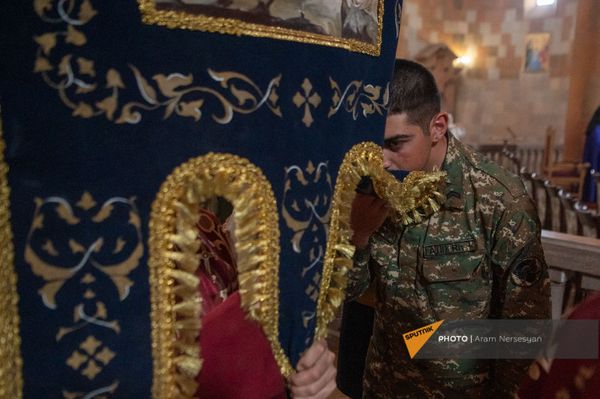 Военослужащий на поминальной литургии в честь погибших на войне в День Победы (9 мая 2021). Степанакерт - Sputnik Армения