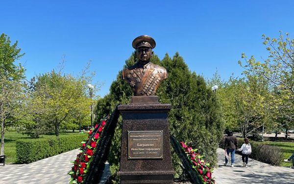Бюст дважды Героя Советского Союза, маршала СССР Ивана Христофоровича Баграмяна в в парке «Дружба» в Ростове-на-Дону - Sputnik Армения