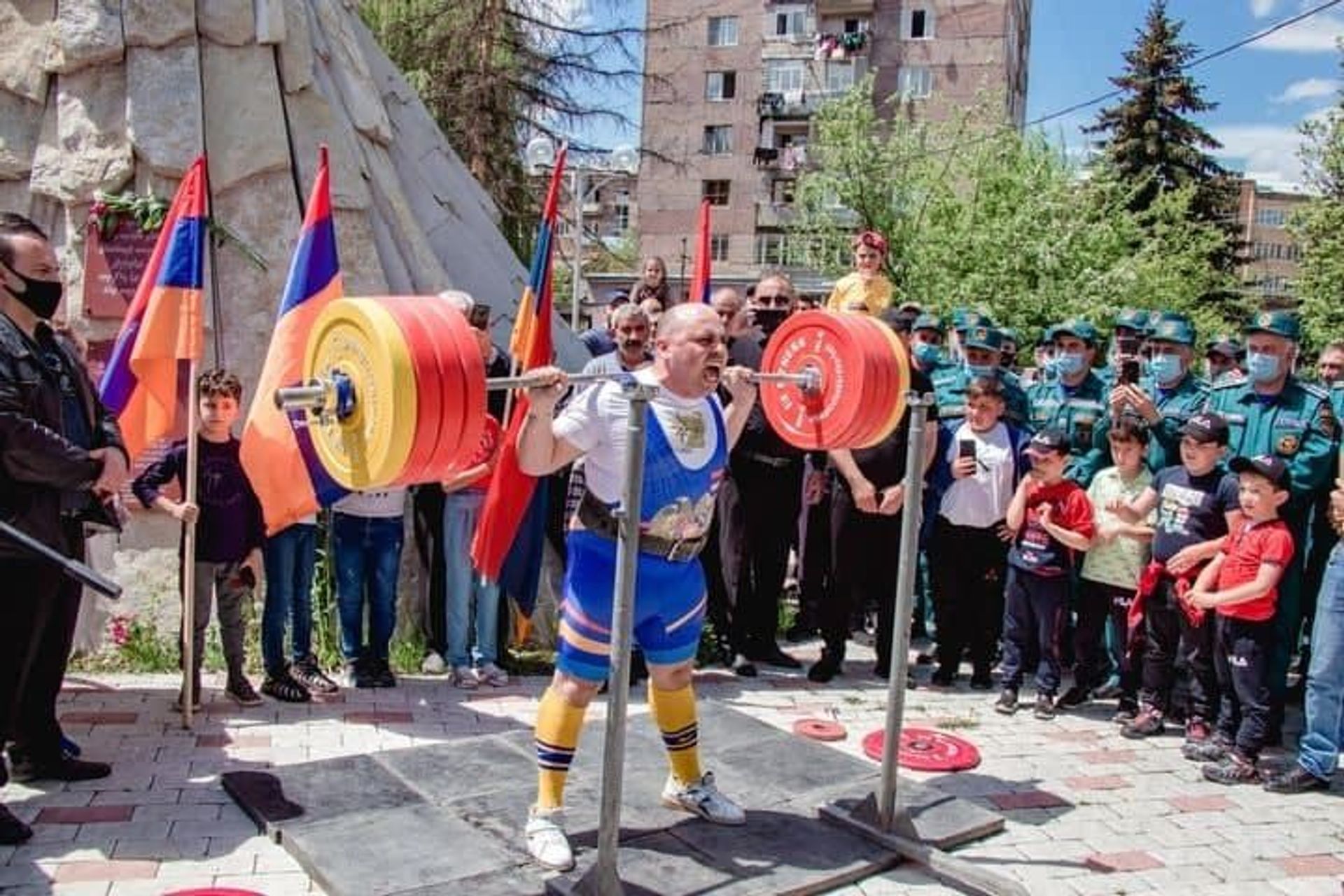 Վանաձորցին համաշխարհային ռեկորդ սահմանեց և իր հաղթանակը նվիրեց արցախյան հերոսներին Վանաձորցին համաշխարհային ռեկորդ սահմանեց և իր հաղթանակը նվիրեց արցախյան հերոսներին - Sputnik Արմենիա, 1920, 10.05.2021