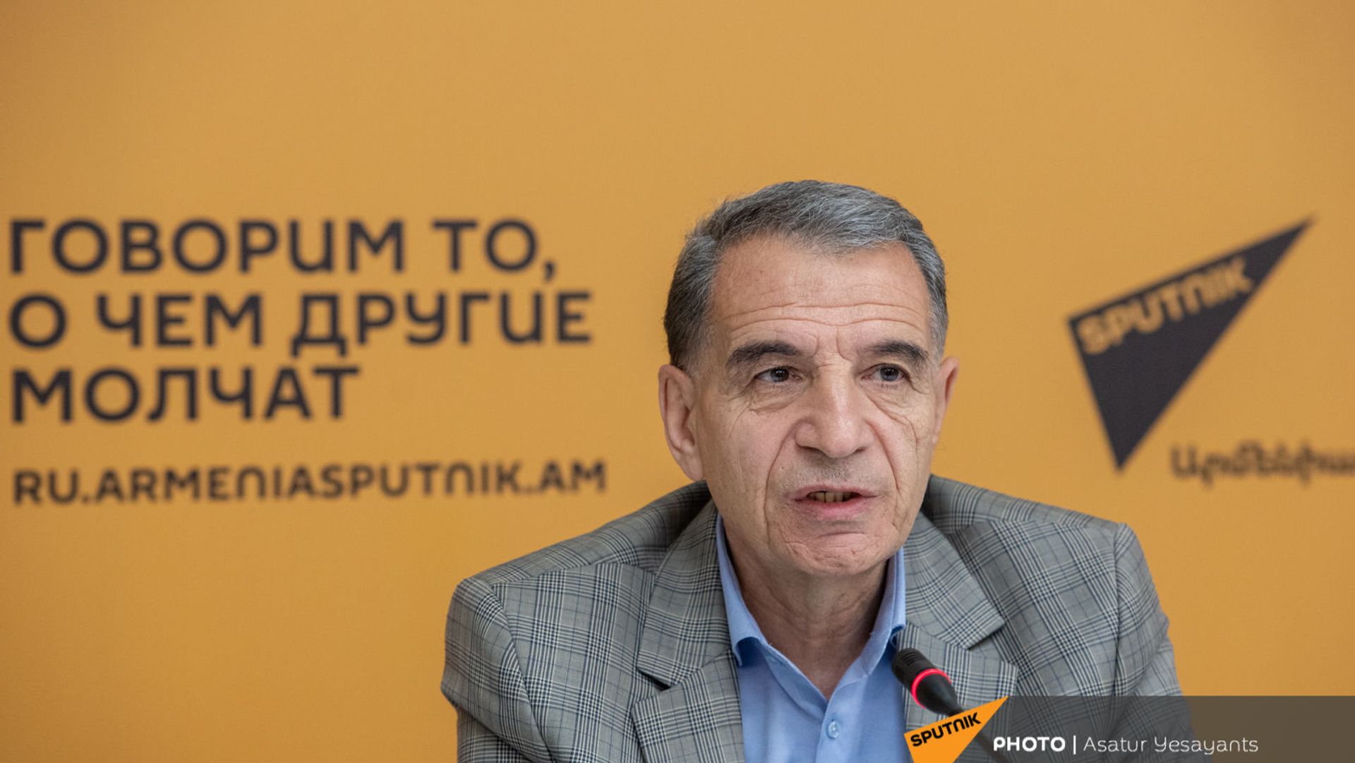 Пресс-конференция Ара Каряна в мультимедийном пресс-центре Sputnik Армения (11 мая 2021). Еревaн Пресс-конференция Ара Каряна в мультимедийном пресс-центре Sputnik Армения (11 мая 2021). Еревaн - Sputnik Արմենիա, 1920, 11.05.2021