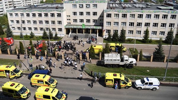 Спасатели и сотрудники медслужб у казанской гимназии № 175 (11 мая 2021). Казань - Sputnik Արմենիա
