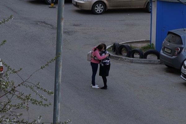 Կինը գրկում է թիվ 175 դպրոցից կրակոցներից հետո դուրս եկած աշակերտուհուն - Sputnik Արմենիա