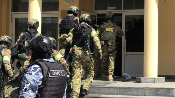 Сотрудники правоохранительных органов у гимназии №175 (11 мая 2021). Казань - Sputnik Армения