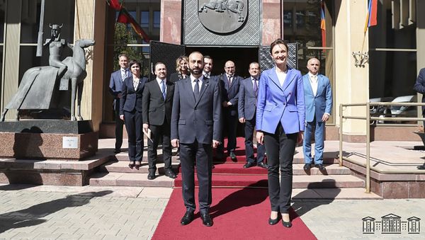 Председатель Нацсобрания Армении Арарат Мирзоян встретился с председателем Сеймаса Литвы Викторией Чмилите-Нильсен во время официального визита в Литву (11 мая 2021). Вильнюс - Sputnik Армения