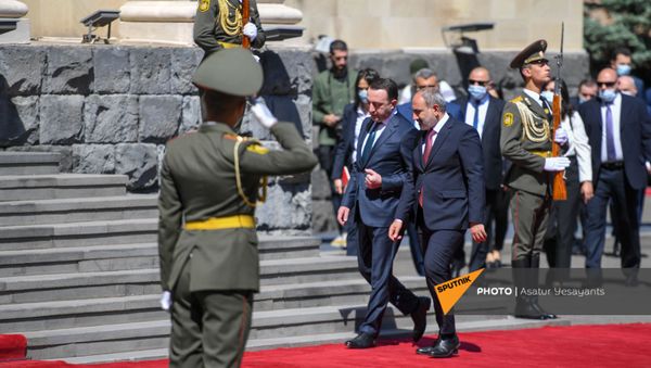 Премьер-министр Армении Никол Пашинян встречает грузинского коллегу, прибывшего в Армению с официальным визитом (12 мая 2021). Ереван - Sputnik Армения