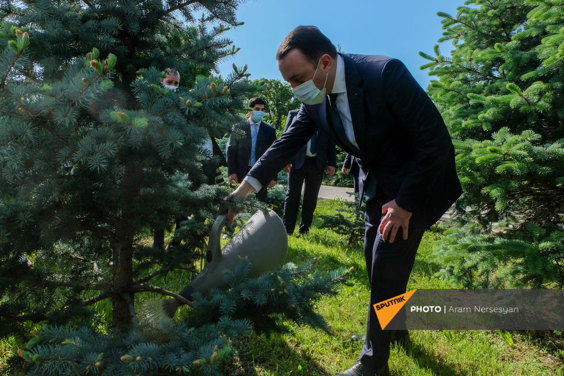 Премьер-министр Грузии возложил цветы к Вечному огню в Цицернакаберде Премьер-министр Грузии возложил цветы к Вечному огню в Цицернакаберде - Sputnik Армения, 1920, 12.05.2021