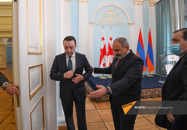 Совместная пресс-конференция и.о премьер-министра Никола Пашиняна и премьер-министра Грузии Ираклия Гарибашвили (12 мая 2021). Еревaн Совместная пресс-конференция и.о премьер-министра Никола Пашиняна и премьер-министра Грузии Ираклия Гарибашвили (12 мая 2021). Еревaн - Sputnik Армения