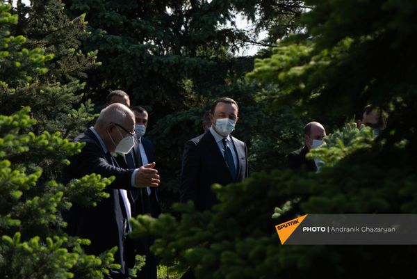 Премьер-министр Грузии Ираклий Гарибашвили во время посещения Мемориала Цицернакаберд (12 мая 2021). Еревaн Премьер-министр Грузии Ираклий Гарибашвили во время посещения Мемориала Цицернакаберд (12 мая 2021). Еревaн - Sputnik Армения