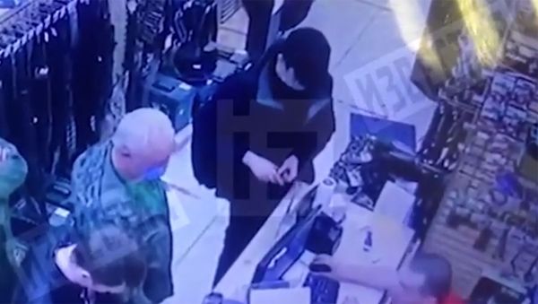 Момент покупки оружия студентом, напавшим на школу в Казани, попал на видео - Sputnik Արմենիա