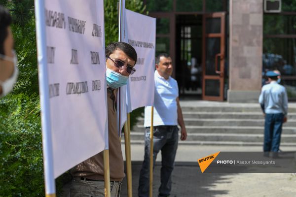 Люди, поддерживающие Давида Галстяна с плакатами перед зданием Апелляционного суда перед началом заседания по делу о коррупционных злоупотреблениях (13 мая 2021). Еревaн Люди, поддерживающие Давида Галстяна с плакатами перед зданием Апелляционного суда перед началом заседания по делу о коррупционных злоупотреблениях (13 мая 2021). Еревaн - Sputnik Армения