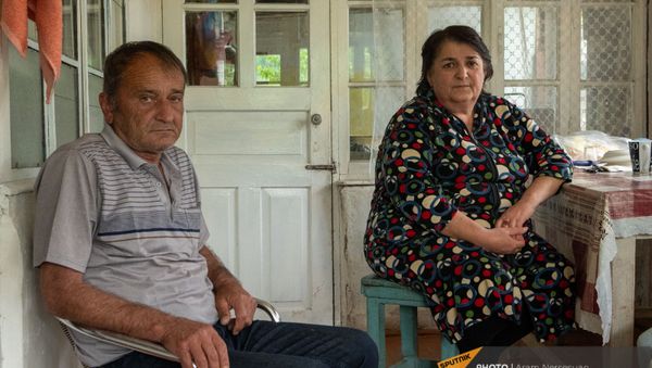 Временно проживающие в селе Кармир Шука супруги из Тагаварда Славик и Аревик Кочаряны - Sputnik Արմենիա