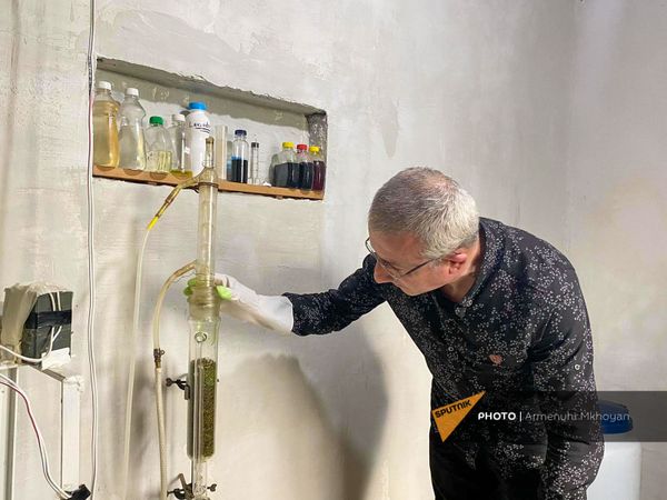 Химик из Гюмри Вардан Папикян за работой Химик из Гюмри Вардан Папикян за работой - Sputnik Армения