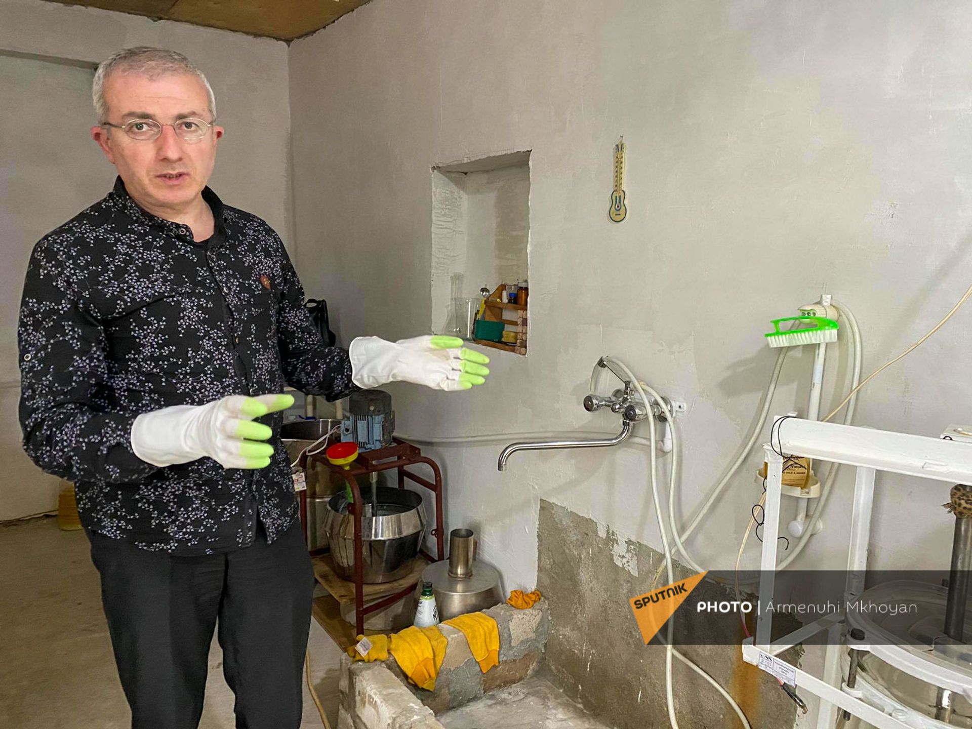 Гюмрийский психолог, ставший химиком, осваивает производство природной косметики Гюмрийский психолог, ставший химиком, осваивает производство природной косметики - Sputnik Армения, 1920, 15.05.2021