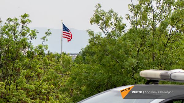 Флаг США у здания посольства в Армении - Sputnik Армения