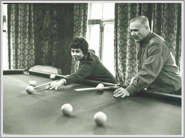 Маршал Советского Союза, Герой Советского Союза Еременко Андрей Иванович с супругой Ниной Ивановой играют в бильярд на подмосковной даче в Архангельском, 1967 год - Sputnik Армения