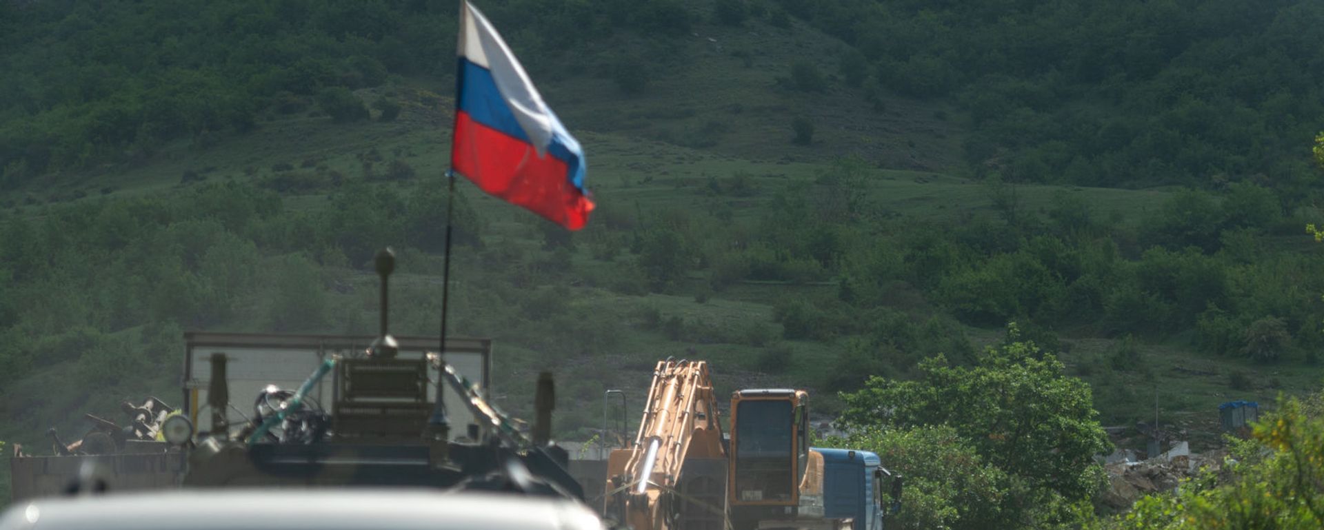 Российские миротворцы сопровождают азербайджанскую автоколонну на дороге Шуши - Кармир Шука - Sputnik Արմենիա, 1920, 29.05.2021