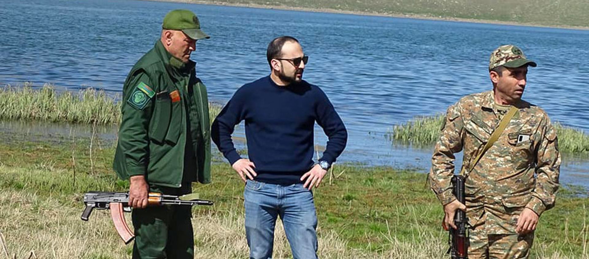 И.о. вице-премьера Тигран Авинян, губернатор Сюника Меликсет Погосян в сопровождении военнослужащих у озера Сев лич (15 мая 2021). Сюник И.о. вице-премьера Тигран Авинян, губернатор Сюника Меликсет Погосян в сопровождении военнослужащих у озера Сев лич (15 мая 2021). Сюник - Sputnik Армения, 1920, 16.05.2021
