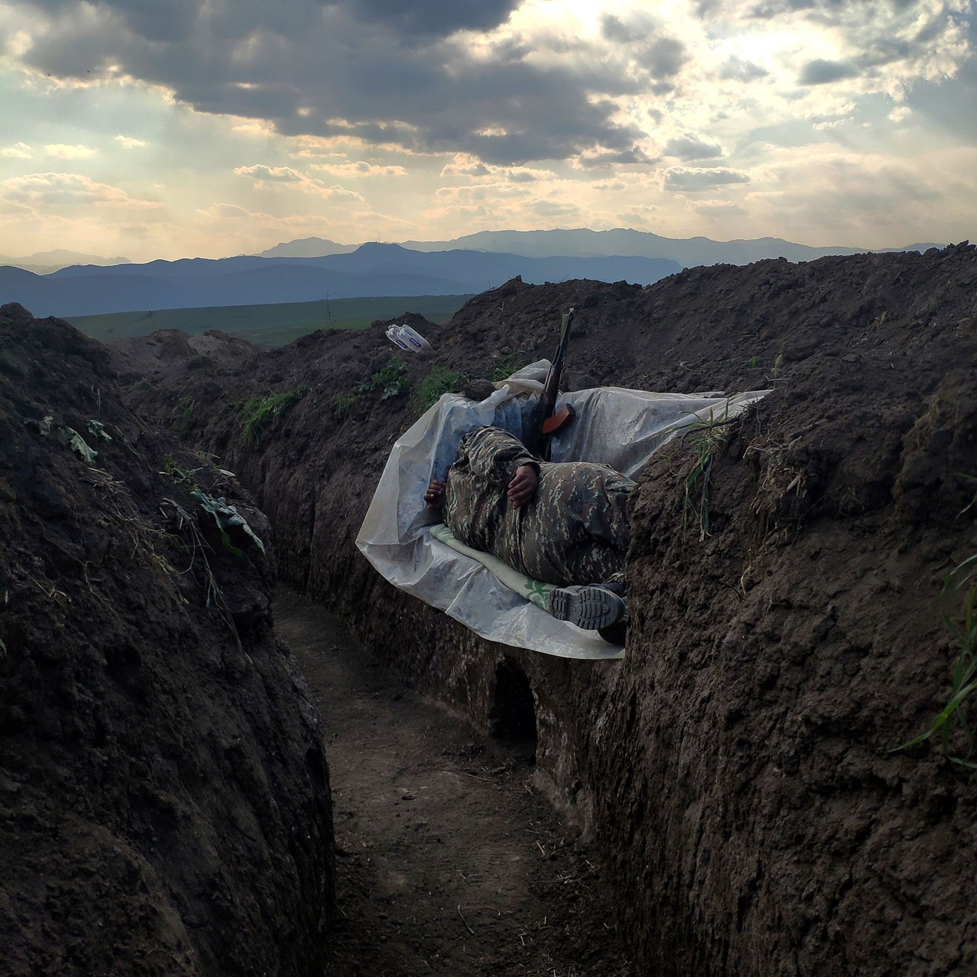 Спящий солдат принес победу армянскому фотографу на конкурсе Word Press Photo Спящий солдат принес победу армянскому фотографу на конкурсе Word Press Photo - Sputnik Армения, 1920, 18.05.2021