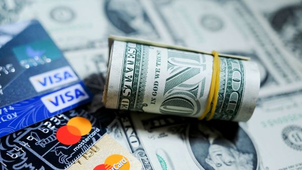 Денежные купюры США и банковские карты - Sputnik Армения