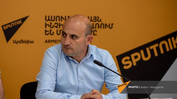 Председатель Федерации туризма Армении Мехак Апресян на пресс-конференции, посвященной юбилейному, 10-ому фестивалю толмы (18 мая 2021). Еревaн - Sputnik Армения