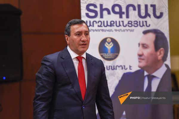 Основатель благотворительного фонда Тигран Арзаканцян на церемонии подписания меморандума о сотрудничестве с Демократической партией Армении (18 мая 2021). Еревaн Основатель благотворительного фонда Тигран Арзаканцян на церемонии подписания меморандума о сотрудничестве с Демократической партией Армении (18 мая 2021). Еревaн - Sputnik Армения