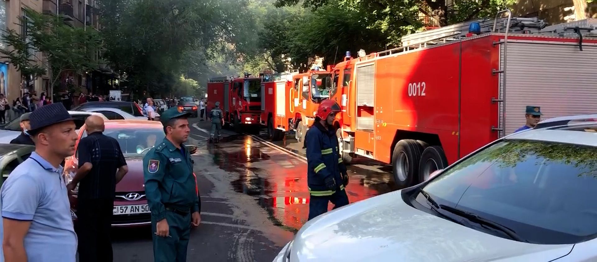 Խոշոր հրդեհ` Երևանի շենքերից մեկի տանիքում - Sputnik Արմենիա, 1920, 18.05.2021