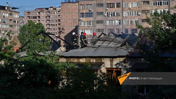 Спасатели на месте пожара на улице Сарьяна (18 мая 2021). Еревaн - Sputnik Армения