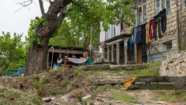 Переехавшая из Шуши Нарине Товмасян во дворе арендованного дома в Аскеране - Sputnik Армения