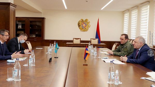И.о. министра обороны Вагаршак Арутюнян принял новоназначенного Чрезвычайного и Полномочного посла Казахстана Болата Иманбаева (19 мая 2021). Еревaн - Sputnik Армения