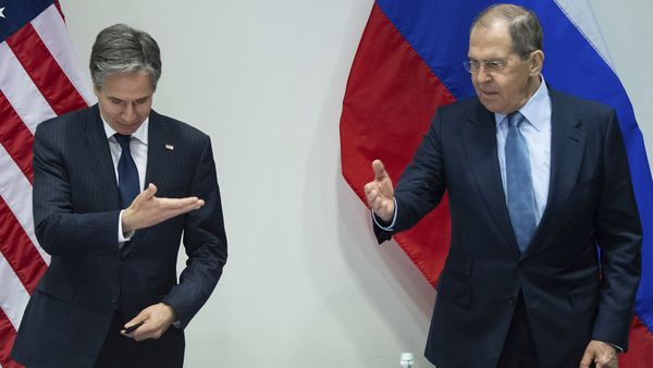 Министр иностранных дел РФ Сергей Лавров и госсекретарь США Энтони Блинкен жестами уступают друг другу дорогу на встрече в Рейкьявике (20 мая 2021). Исландия - Sputnik Армения