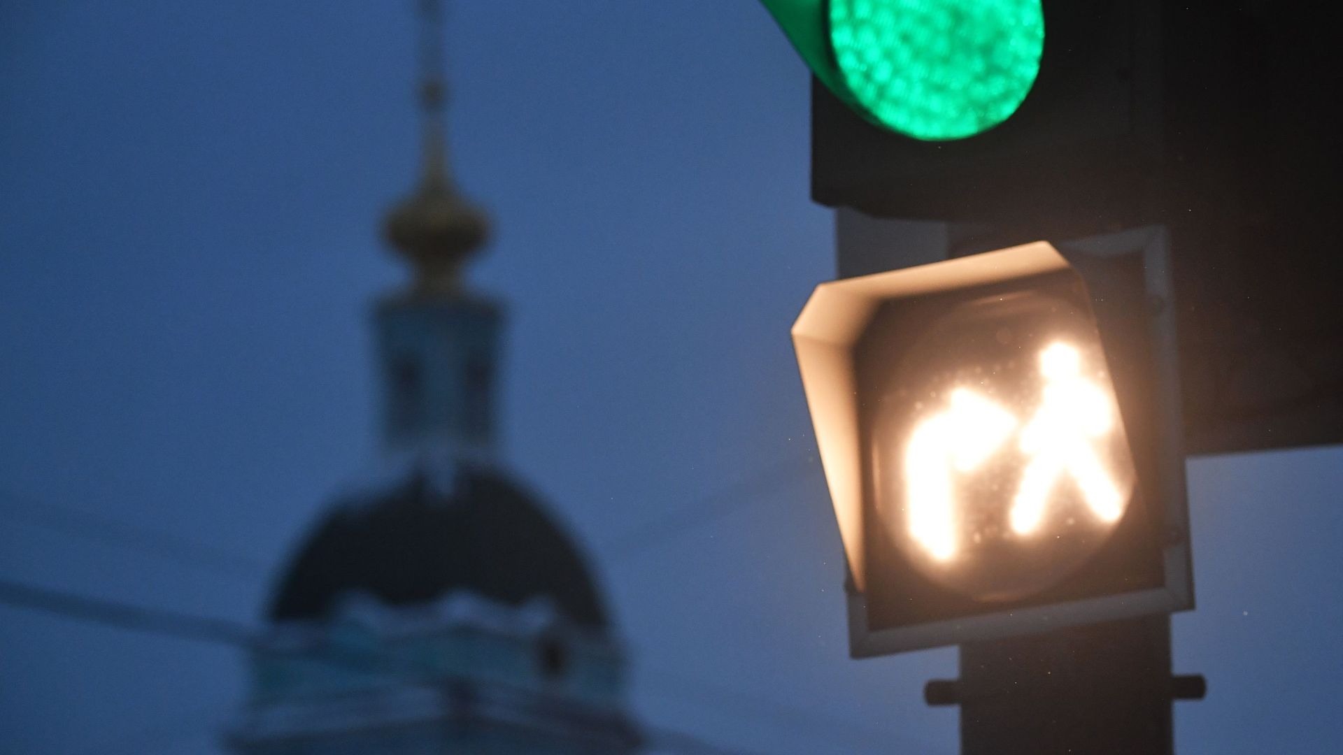 Новый светофор на пересечении улицы Солянка и Яузского бульвара в Москве с совмещенной фазой, разрешающий одновременное движение пешеходов и автомобилей, которые совершают поворот. Новый светофор на пересечении улицы Солянка и Яузского бульвара в Москве с совмещенной фазой, разрешающий одновременное движение пешеходов и автомобилей, которые совершают поворот. - Sputnik Армения, 1920, 20.05.2021
