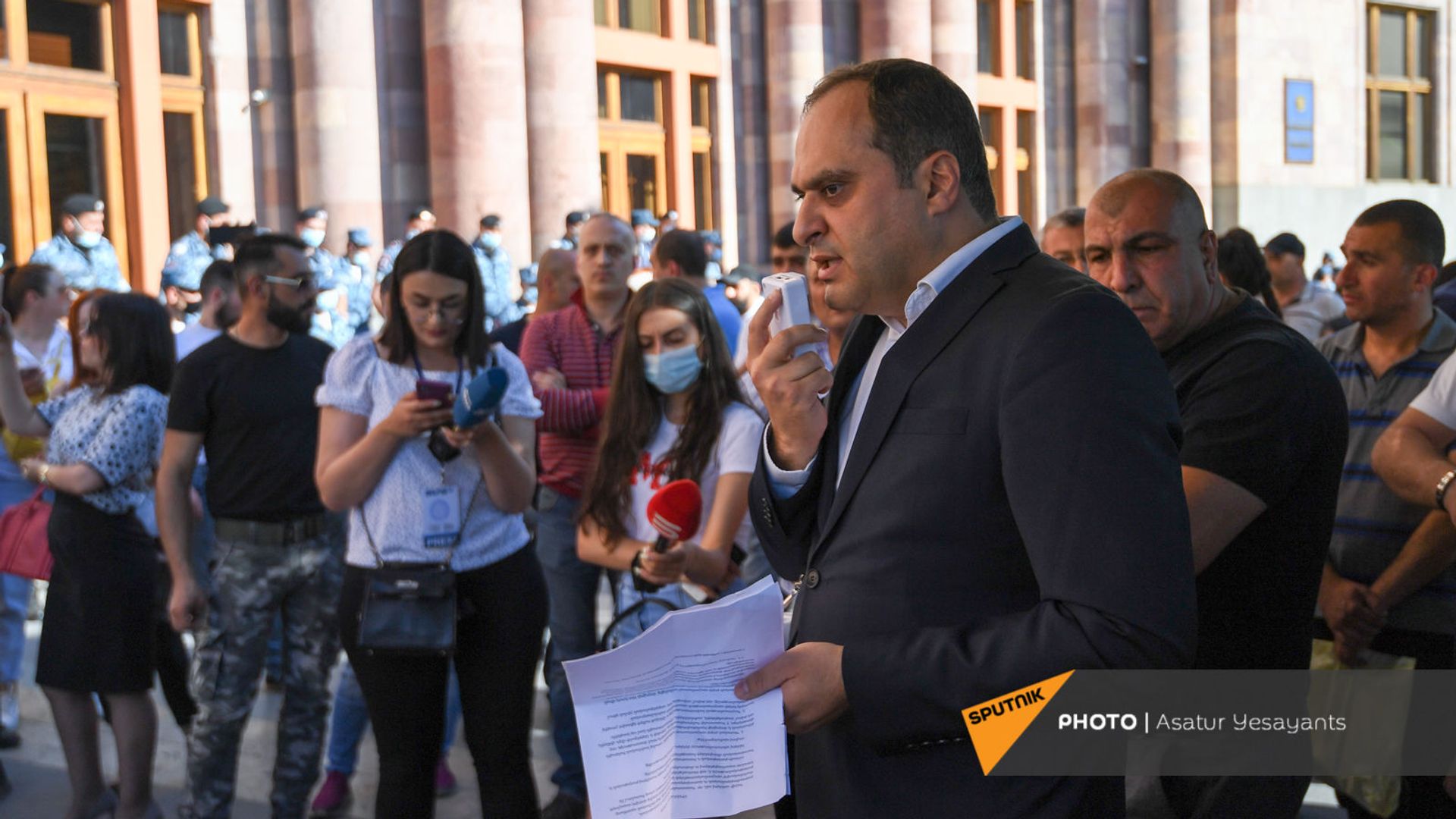 Глава Палаты адвокатов Ара Зограбян во время акции протеста с требованием опубликовать договор с Азербайджаном Глава Палаты адвокатов Ара Зограбян во время акции протеста с требованием опубликовать договор с Азербайджаном - Sputnik Արմենիա, 1920, 20.05.2021