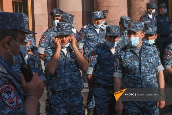 Полиция во время акции протеста с требованием опубликовать договор с Азербайджаном - Sputnik Армения