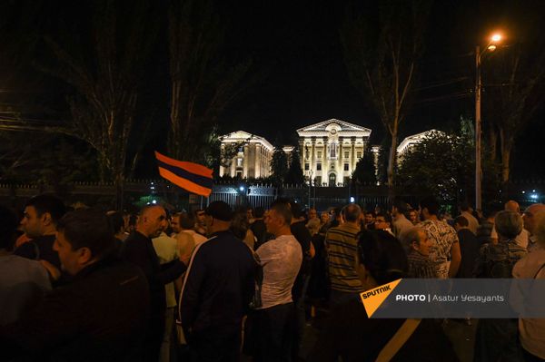 Участники акции протеста с требованием опубликовать договор с Азербайджаном на проспекте Баграмяна Участники акции протеста с требованием опубликовать договор с Азербайджаном на проспекте Баграмяна - Sputnik Армения
