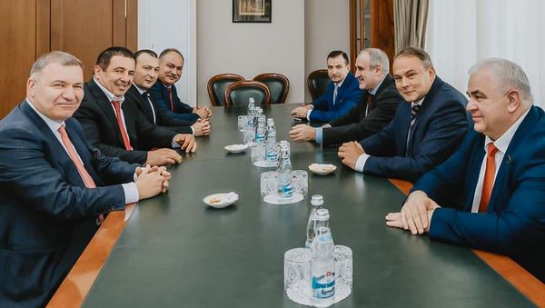 Делегация партии Процветающая Армения во главе с председателем Гагиком Царукяном встретилась с заместителем председателя Госдумы РФ Петром Толстым, руководителем фракции Единая Россия Сергеем Неверовым и заместителем председателя Комитета ГД РФ по делам СНГ, евразийской интеграции и связям с соотечественниками Казбеком Тайсаевым (21 мая 2021). Москвa - Sputnik Армения