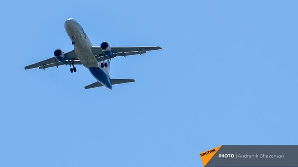 Самолет Airbus А320 Уральских авиалиний на посадке в ереванском аэропорту Звaртноц - Sputnik Армения