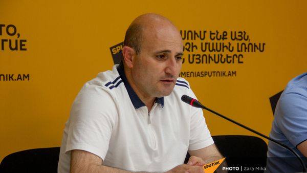 Мехак Апресян на пресс-конференции Пугает ли обстановка на границе Армении российских туристов? в мультимедийном пресс-центре Sputnik Армения - Sputnik Արմենիա