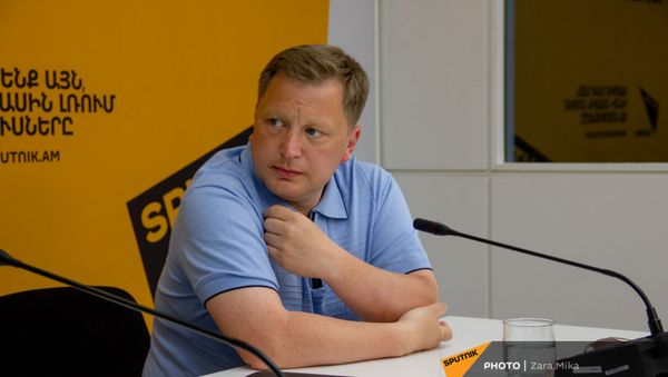 Михаил Мальцев на пресс-конференции Пугает ли обстановка на границе Армении российских туристов? в мультимедийном пресс-центре Sputnik Армения  - Sputnik Արմենիա
