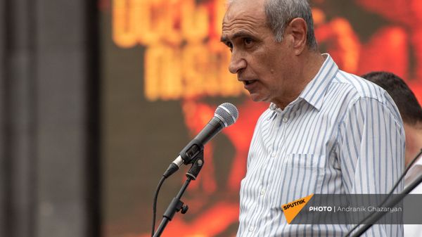 Айк Наапетян во время экстренно созванного митинга с требованием опубликовать договор с Азербайджаном - Sputnik Армения