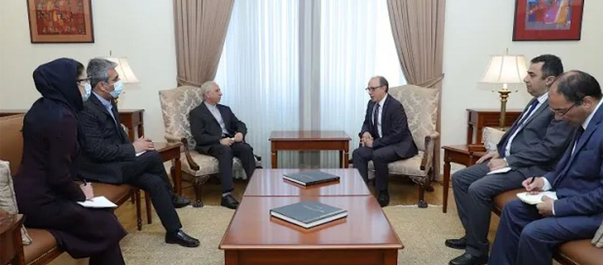 ԱԳ նախարարի պաշտոնակատար Արա Այվազյանի հանդիպումը ՀՀ-ում Իրանի դեսպան Աբբաս Բադախշան Զոհուրիի հետ - Sputnik Արմենիա, 1920, 24.05.2021