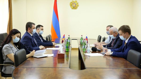 И.о. министра высокотехнологичной промышленности Айк Чобанян принял делегацию во главе с Чрезвычайным и Полномочным послом России Сергеем Копыркиным (24 мая 2021). Еревaн - Sputnik Արմենիա
