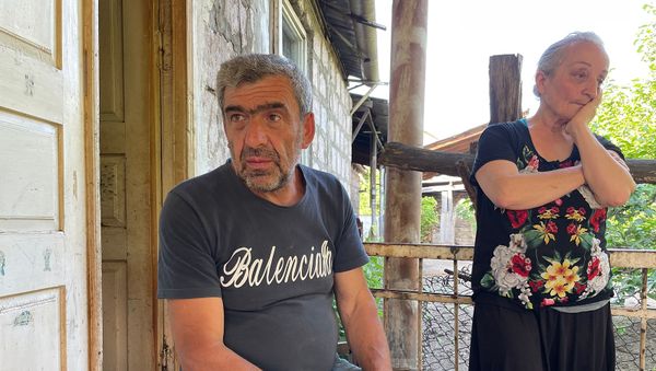 Дед и бабушка пропавшего военнослужащего Норайра Мкртчяна Норайр Агабабян и Карине Джахинян  - Sputnik Արմենիա
