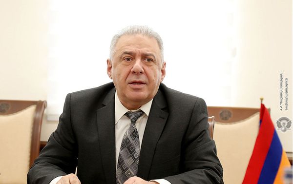 И.о. министра обороны Вагаршак Арутюнян встретился с командующим миротворческими войсками России в Карабахе, генерал-лейтенантом Рустамом Мурадовым (25 мая 2021). Еревaн - Sputnik Армения