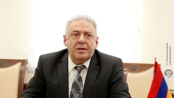 И.о. министра обороны Вагаршак Арутюнян встретился с командующим миротворческими войсками России в Карабахе, генерал-лейтенантом Рустамом Мурадовым (25 мая 2021). Еревaн - Sputnik Армения
