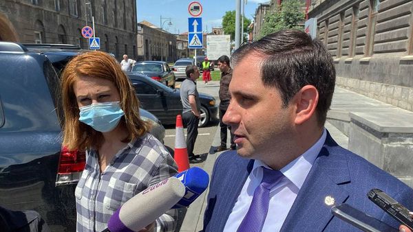 И.о. министра территориального управления и инфраструктур Сурен Папикян отвечает на вопросы журналистов (25 мая 2021). Гюмри - Sputnik Армения
