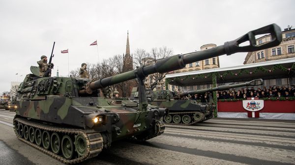 Военнослужащие на самоходных артиллерийских гаубицах М109 - Sputnik Армения