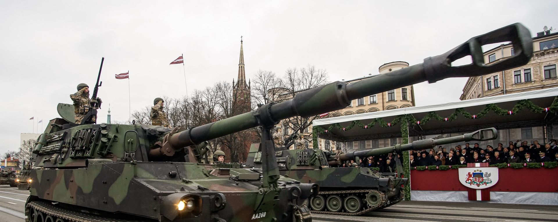 Военнослужащие на самоходных артиллерийских гаубицах М109 - Sputnik Արմենիա, 1920, 25.05.2021