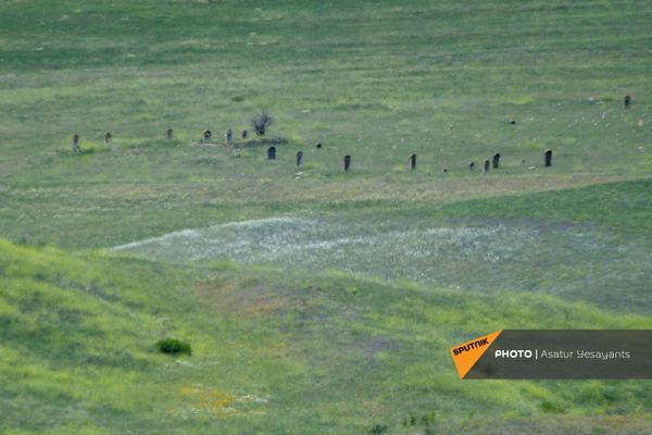 Кладбище в бывшем анклаве Бархударлу Кладбище в бывшем анклаве Бархударлу - Sputnik Армения
