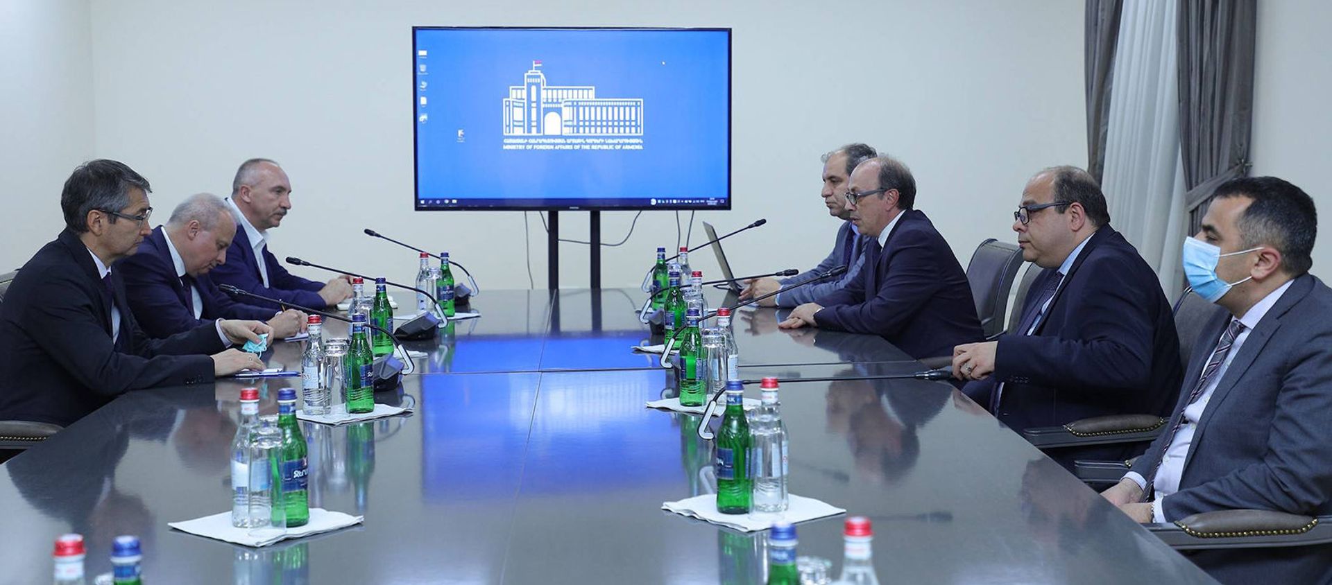 И.о. министра иностранных дел Ара Айвазян принял аккредитованных в Армении послов государств-членов ОДКБ: Сергея Копыркина (Россия), Александра Конюка (Беларусь) и Болата Иманба (Казахстан) И.о. министра иностранных дел Ара Айвазян принял аккредитованных в Армении послов государств-членов ОДКБ: Сергея Копыркина (Россия), Александра Конюка (Беларусь) и Болата Иманба (Казахстан) - Sputnik Արմենիա, 1920, 25.05.2021