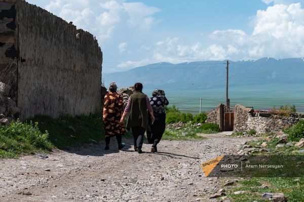 Жители села Норабак Гегаркуникской области Жители села Норабак Гегаркуникской области - Sputnik Армения